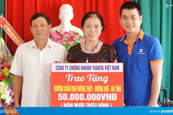 Công ty TNHH Chứng khoán YUANTA Việt Nam tặng 200 triệu đồng cho người dân vùng lũ Hương Khê