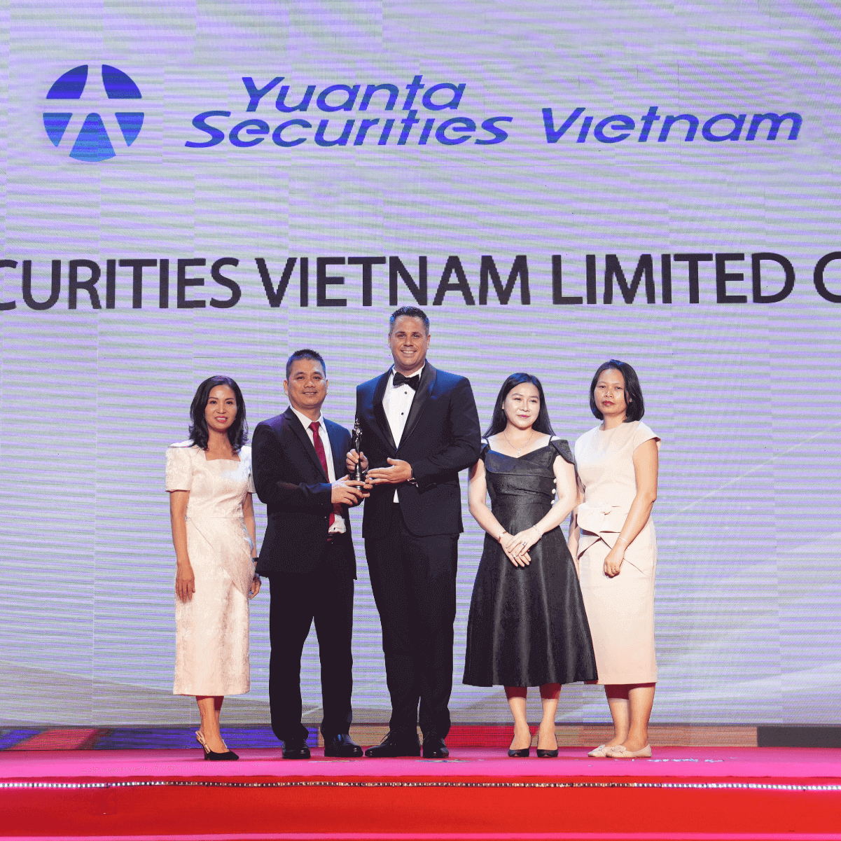 Ban lãnh đạo Yuanta Việt Nam vinh hạnh nhận giải thưởng tại buổi trao giải "Nơi làm việc tốt nhất Châu Á 2023" ngày 03/08/2023.