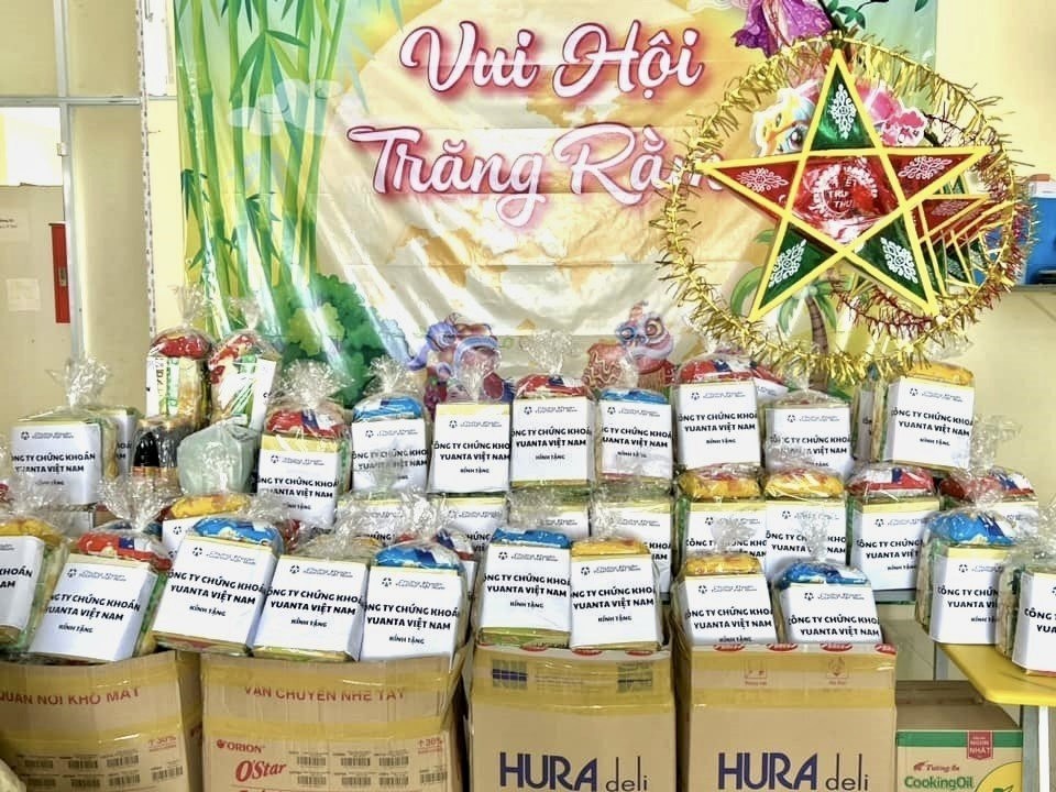 Các phần quà được Công ty Chứng khoán Yuanta Việt Nam chuẩn bị cho các bé tại Mái ấm Quan Âm.