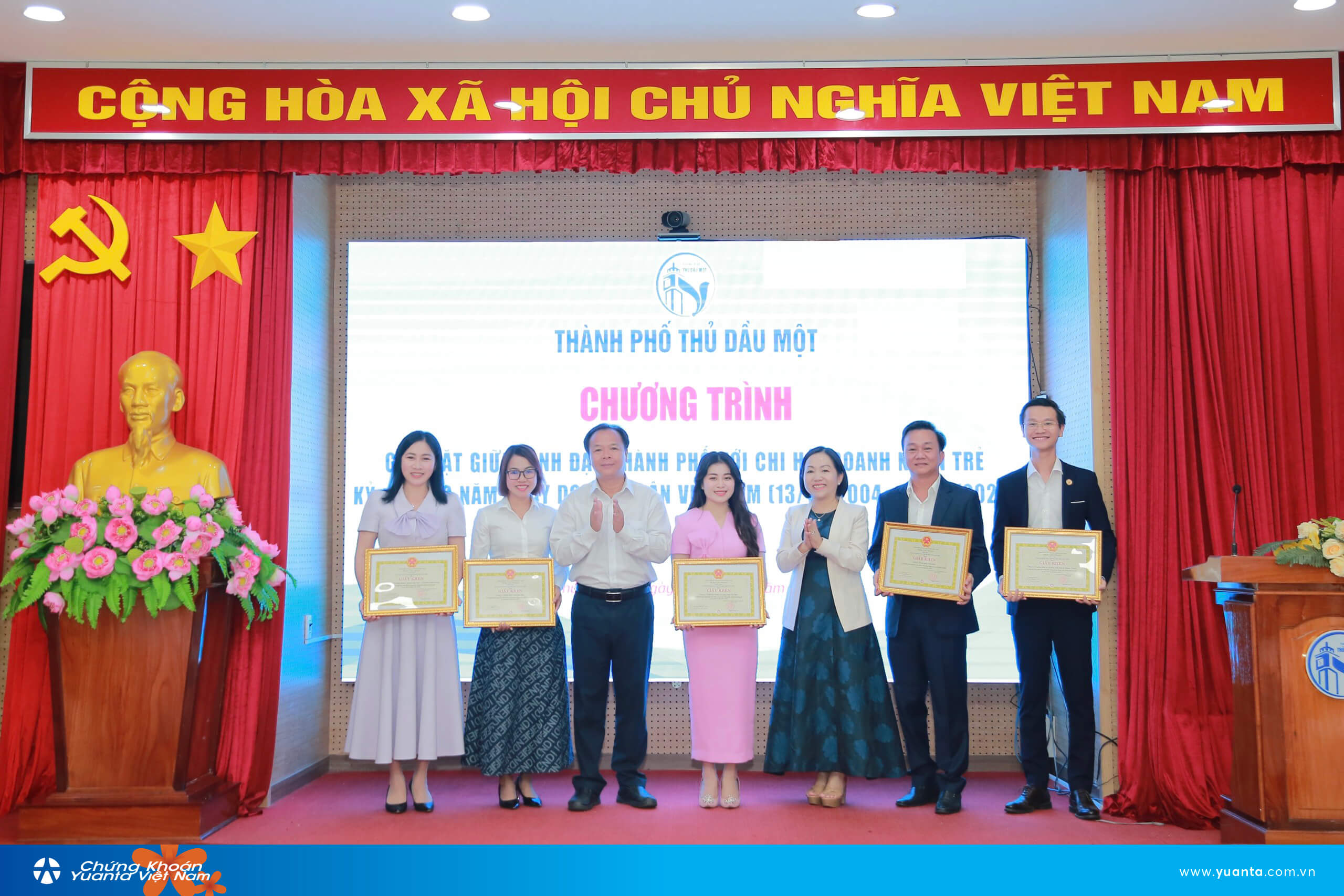 Đại diện Chứng khoán Yuanta Việt Nam Chi nhánh Bình Dương nhận bằng khen doanh nghiệp xuất sắc tiêu biểu do UBND Thành phố Thủ Dầu Một trao tặng vào ngày 05/10/2023 vừa qua.