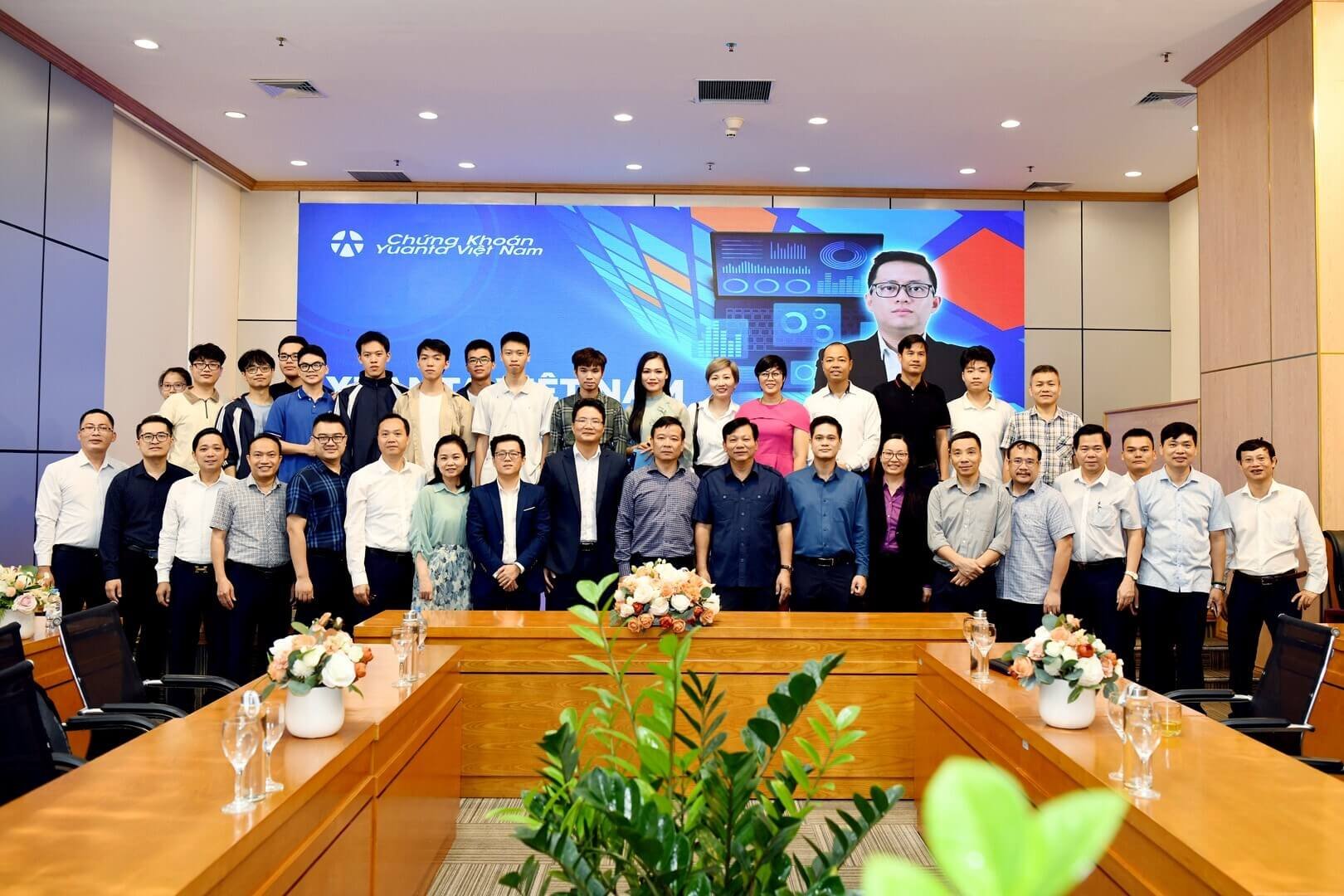 Đại diện Yuanta Việt Nam cùng các Thầy Cô, sinh viên Trường Đại học Kinh tế Quốc dân tại buổi hội thảo “Yuanta Việt Nam ứng dụng Fintech vào thị trường chứng khoán” ngày 27/10/2023 vừa qua.